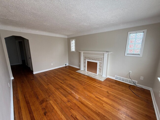 Building Photo - Renovated 3-Bedroom Home – We Welcome Sect...