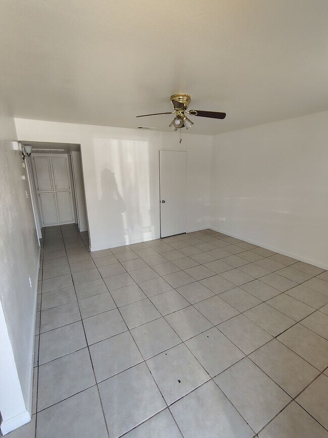 Building Photo - 2 Bed / 1 Bath – Gated Unit with Private Patio | Bakersfield