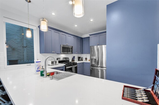 Building Photo - 717-21 Island Ct