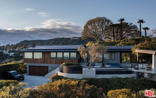 Primary Photo - 2532 Canyon Oak Dr