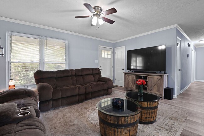 Building Photo - Settle Into Comfort in This Charming 3-Bedroom Home in Larchmont Estates