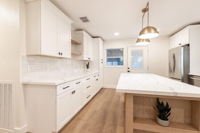 Building Photo - 1102 Ashdale Dr