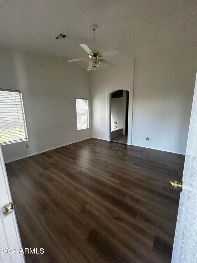 Building Photo - 755 W Baylor Ln