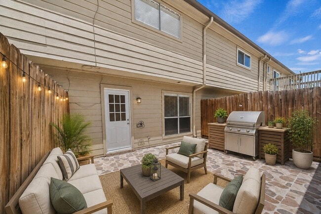 Building Photo - 925 Memorial Village Dr