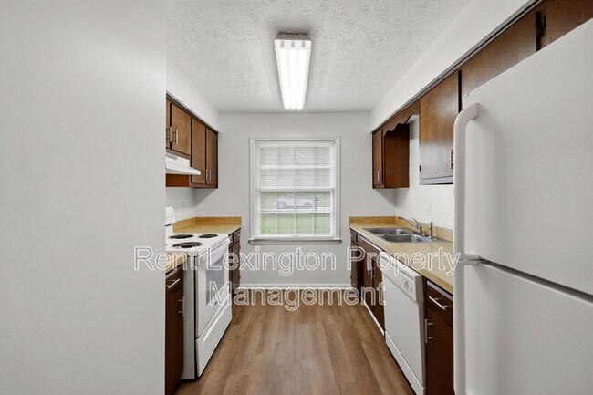 Building Photo - 3215 Aqueduct Dr