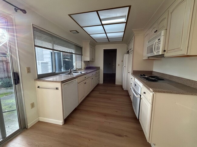 Building Photo - 22 Meadowgreen Cir