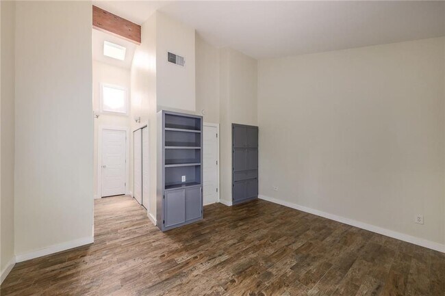 Building Photo - 1938 Holly Hill Dr