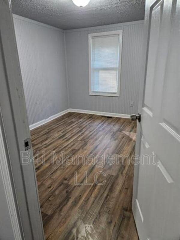 Building Photo - 117 Oak Dr