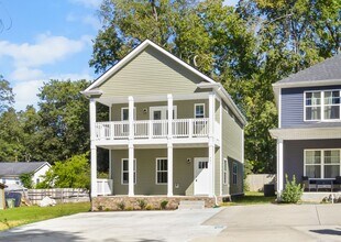 Building Photo - Close to Downtown! Home with 3 Bedrooms and 2.5 Baths.