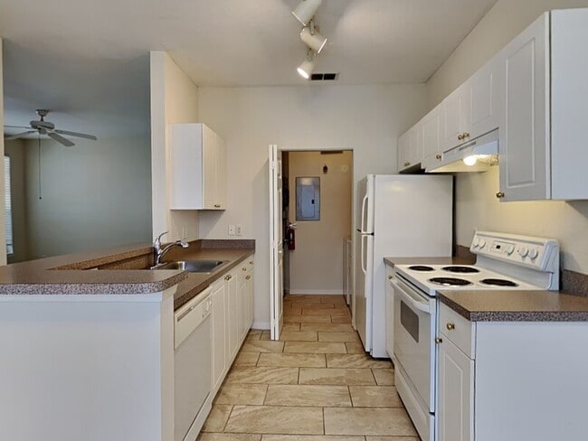 Building Photo - 832 Grand Regency Pointe