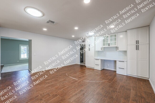 Building Photo - 1360 W Esplanade St