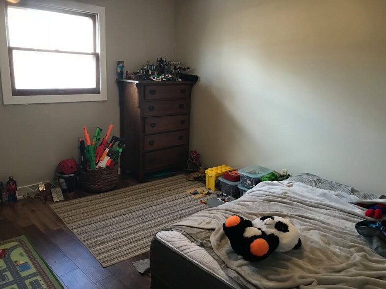 Building Photo - 5526-5526 N Cook St