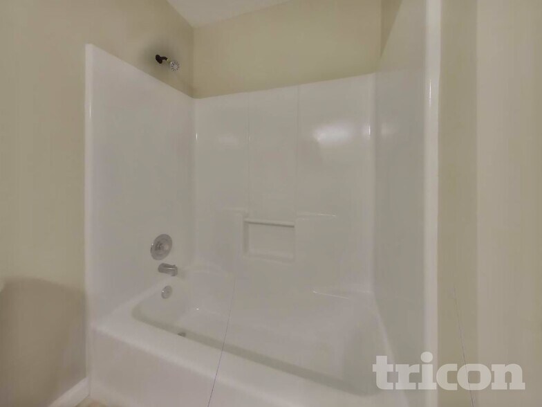 Building Photo - 620 Bluff Dr