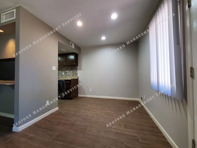 Building Photo - UPDATED 2 story townhome FOR RENT  **SAVE ...