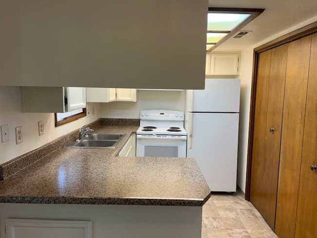 Building Photo - 2 BEDROOM TOWNHOME IN PHOENIX