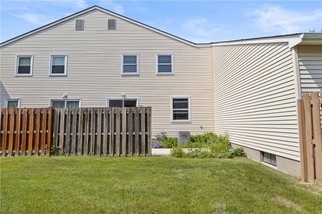 Building Photo - 245 Deerhurst Ln