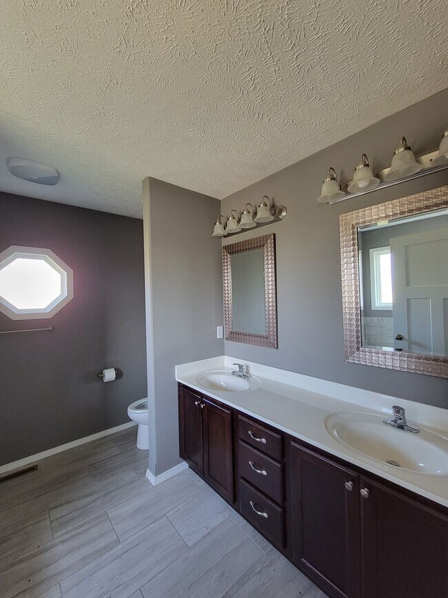 Building Photo - Beautiful & Spacious 3 Bedroom, 2 Bathroom...