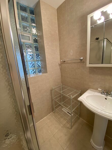 Bathroom - 903 N Wood St