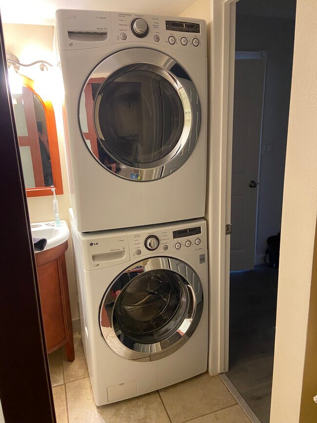 Building Photo - 706 SE 2nd Ave