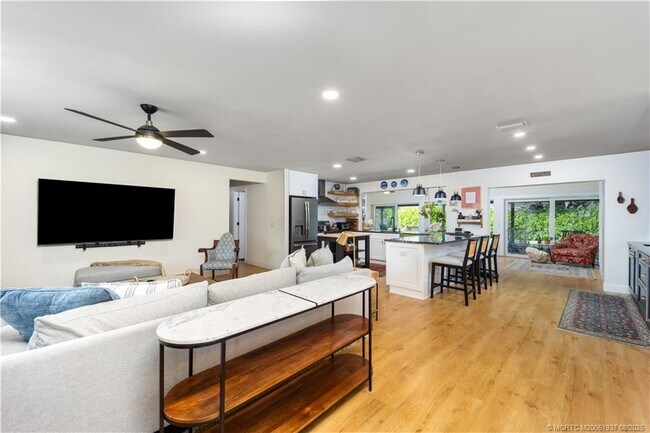 Building Photo - 533 SE Ocean Spray Terrace
