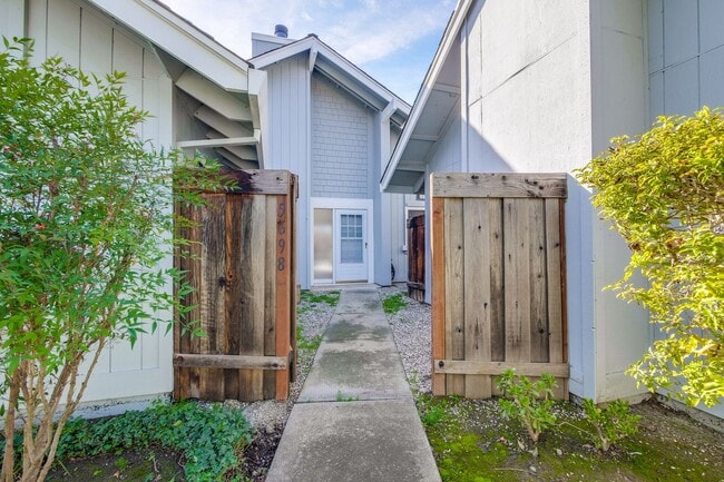 Building Photo - Welcome to this 3 bedroom 2 bath Just updated Townhome located in South San Jose.