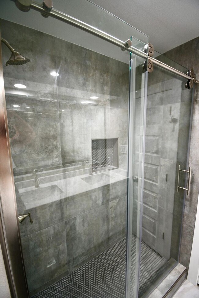 Building Photo - Beautifully remodeled 4 bedroom, 3 Bath
