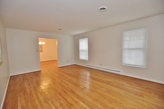 Building Photo - Waterfront Ranch Home - Excellent School Z...