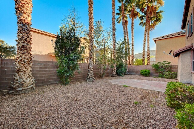 Building Photo - Stunning 4 Bed 2.5 Bath!