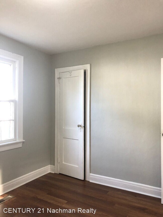 Building Photo - 3 br, 1 bath House - 20 W Southampton Avenue