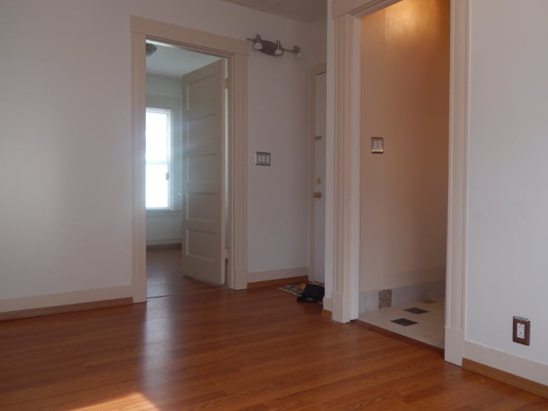 Building Photo - 2328 Hoyt Ave