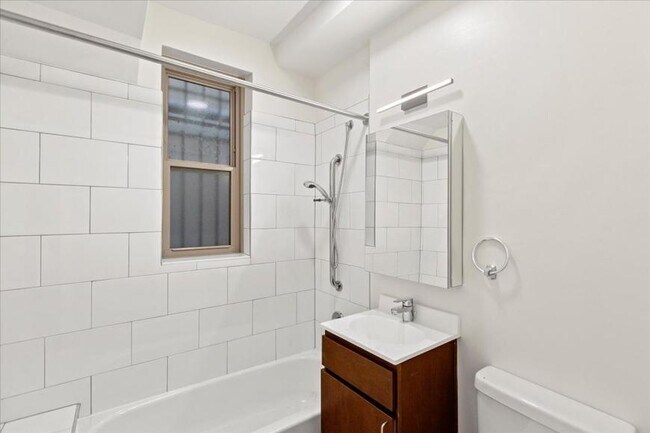 Building Photo - 1 bedroom in Chicago IL 60640