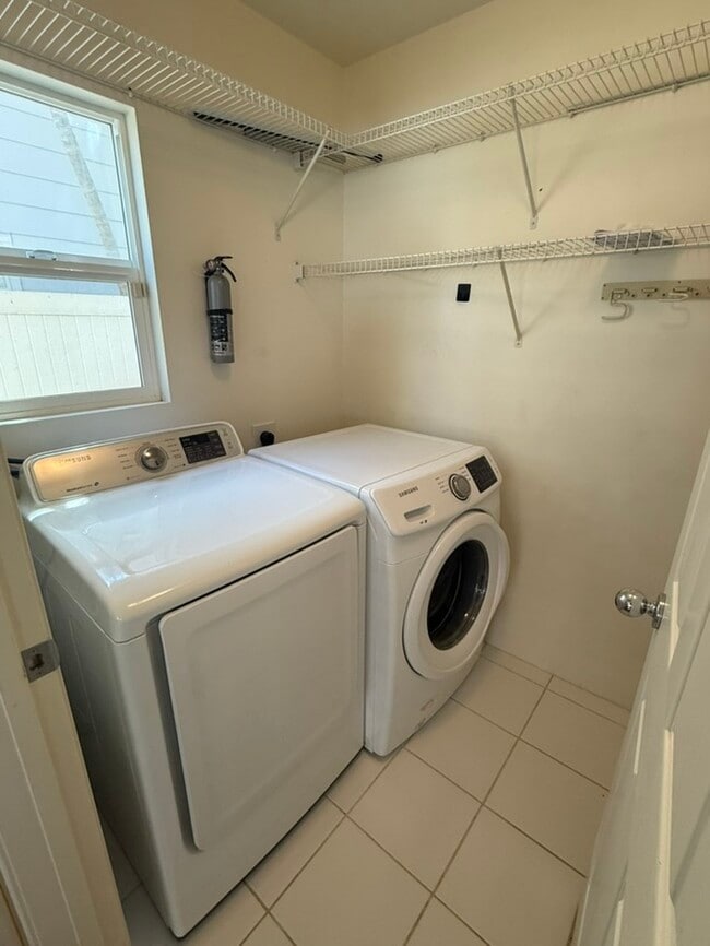 Building Photo - Beautiful & Spacious Pet-Friendly Home at ...
