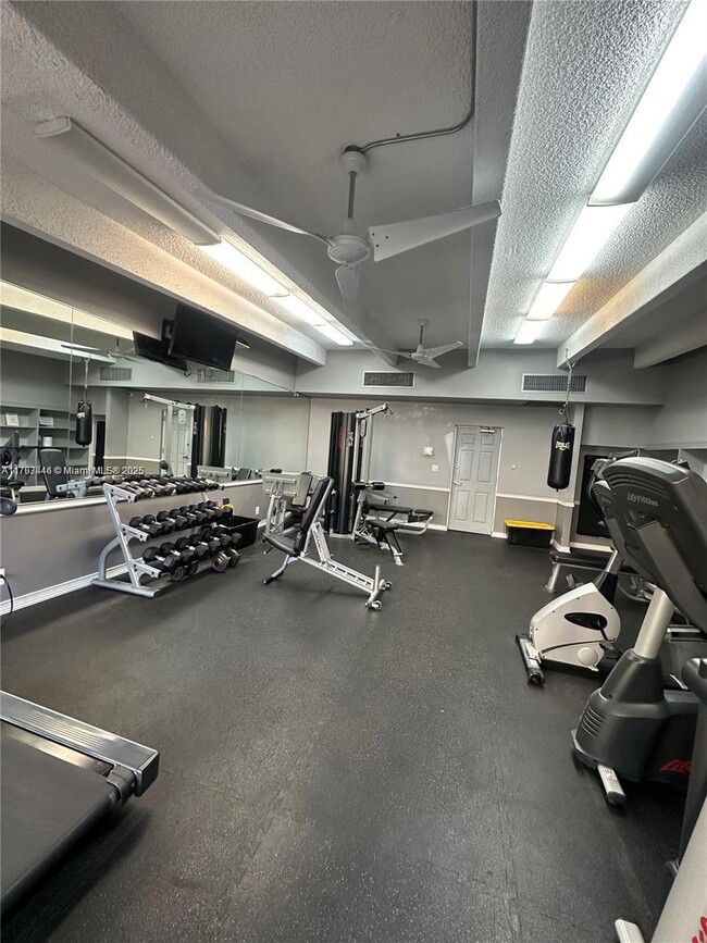 Building Photo - 3301 N Country Club Dr