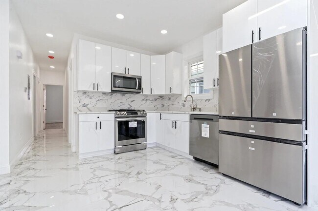 Building Photo - 133 W 4TH St