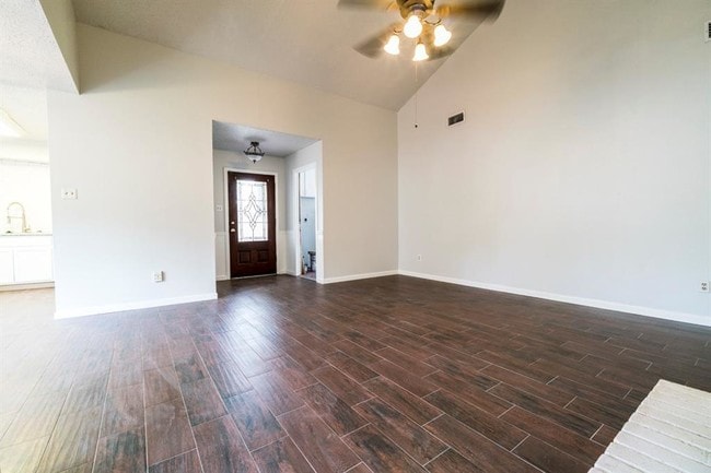 Building Photo - 10746 Lakewood Oaks Dr