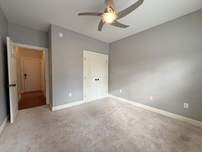 Building Photo - 118 Crystal Lake Dr