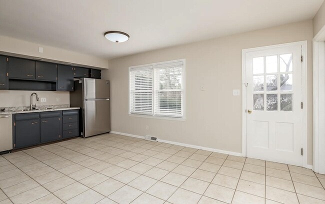 Building Photo - 305 Lakeshore Dr