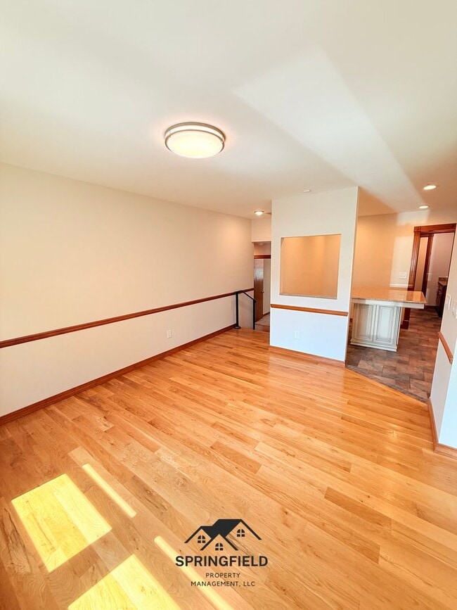 Building Photo - Location-Location, 4 BR / 2 Living Areas in SE Springfield w/ An Amazing Out Door Kitchen - Grill...