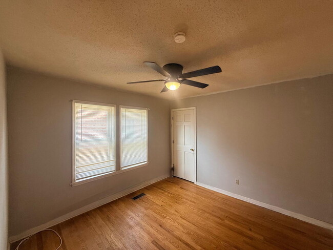 Building Photo - "Charming 3-Bed, 1 bath Retreat with Beautiful Floors on Laura Avenue!"