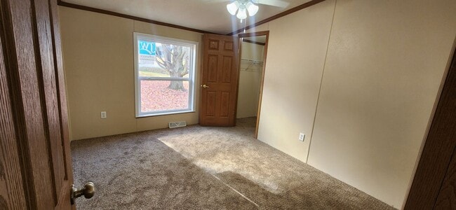 Building Photo - Spacious 3 Bedroom, 2.5 bathroom home with detached garage!