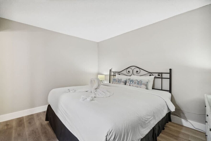 Building Photo - 8815 Thomas Dr