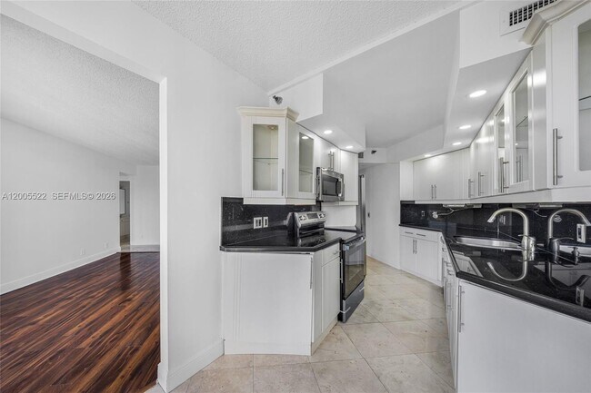 Building Photo - 3610 Yacht Club Dr
