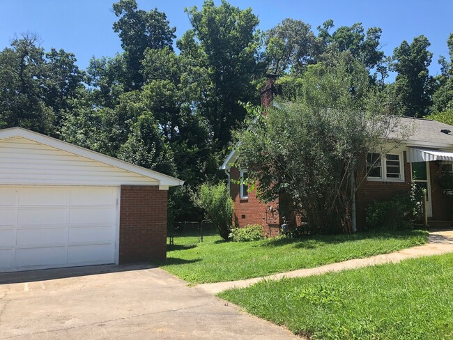 Building Photo - LOCATION! Close to Downtown Black Mountain