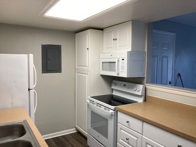 Building Photo - Beautifully Renovated 2-Bed, 2-Bath Condo – 1,020 sq. ft.  Pool and clubhouse plus lots more!