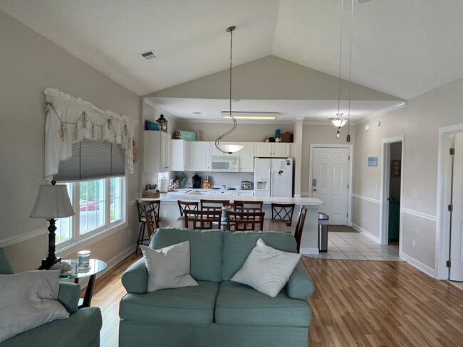 Building Photo - Beautifully Furnished 2 Bedroom, 2 Bath Co...