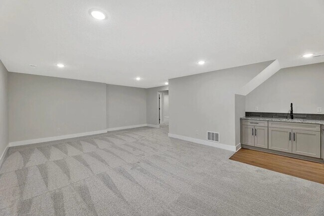 Building Photo - 5424 W 42nd St S