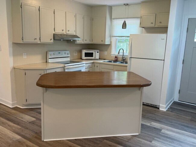 Building Photo - Newly Remodeled
