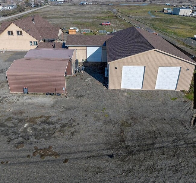 Building Photo - Beautiful home on acreage!