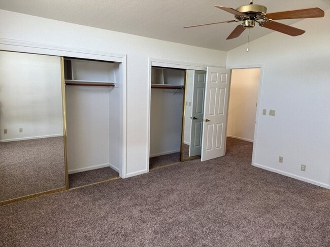 Building Photo - Modern 4 Bedroom 3 Car Garage Dixon *Star ...
