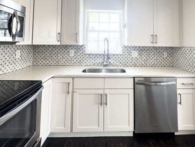 Building Photo - "Spacious 5-Bedroom Gem on Locust Street – 2,053 Sq. Ft. of Comfort in Denver's Heart!"